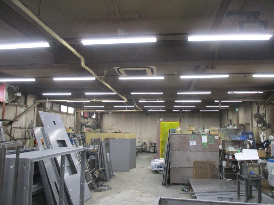 溶接作業を行う工場内